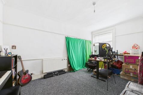 CAM03844G0-PR0308-STILL025.jpg