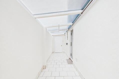 CAM03604G0-PR0161-STILL007.jpg