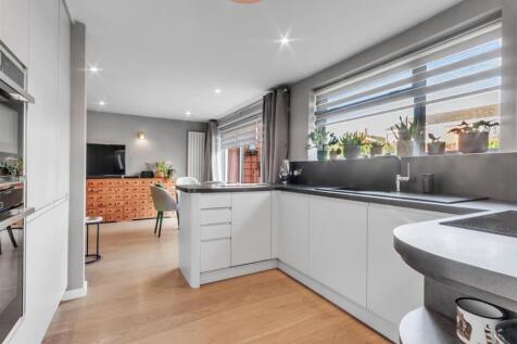 Kitchen 2.jpg