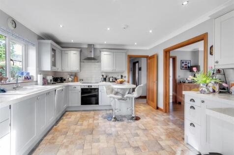 Kitchen 2.jpg