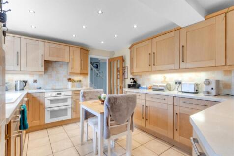 Kitchen 2.jpg