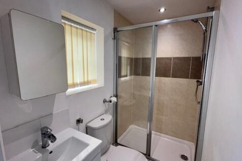 2 Costard ensuite.jpg