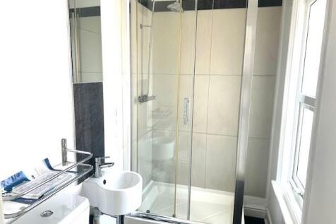 27 North Road Ensuite.jpg