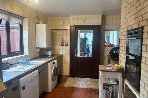 19 Collinsfield Kitchen.jpg