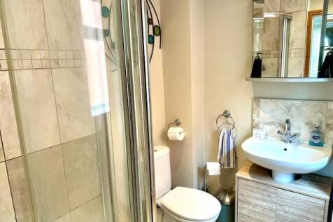 10 Dovecote Ensuite.jpg