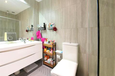 Ensuite shower room (bed 1)