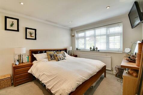 Bedroom 1_1.jpg