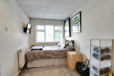 Bedroom 4_1.jpg