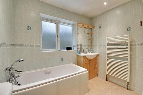 Bathroom 1.jpg