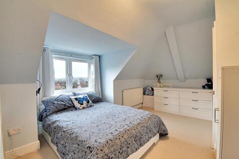 Bedroom 1_1.jpg