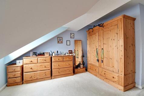 Bedroom 1_2.jpg
