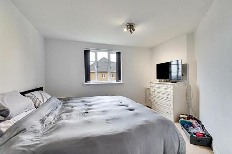Bedroom 1_1.jpg