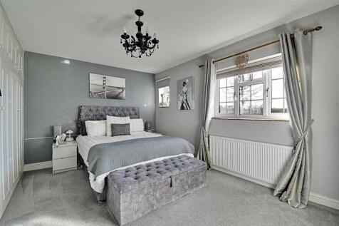 Bedroom 1_1.jpg