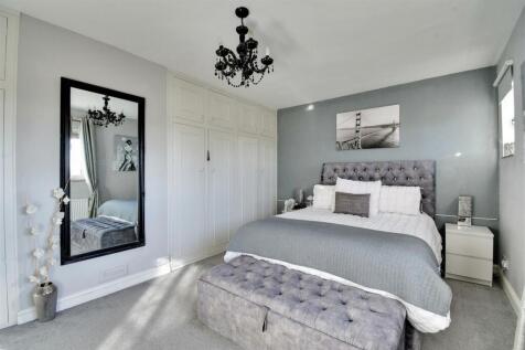 Bedroom 1_2.jpg