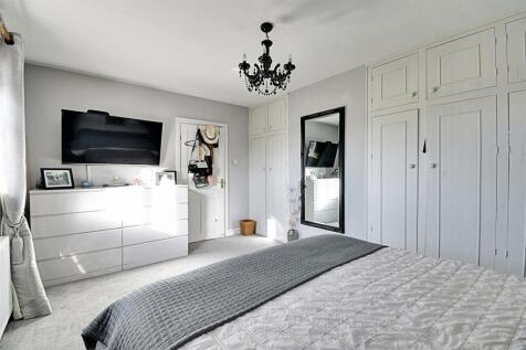 Bedroom 1_3.jpg