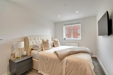 Bedroom 1_1.jpg