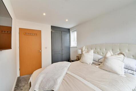 Bedroom 1_2.jpg