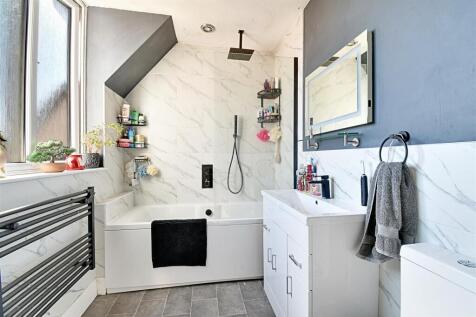 Bathroom 1.jpg
