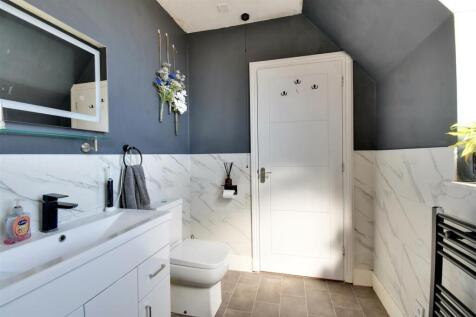 Bathroom 2.jpg