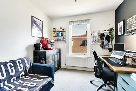 Bedroom 1_1.jpg
