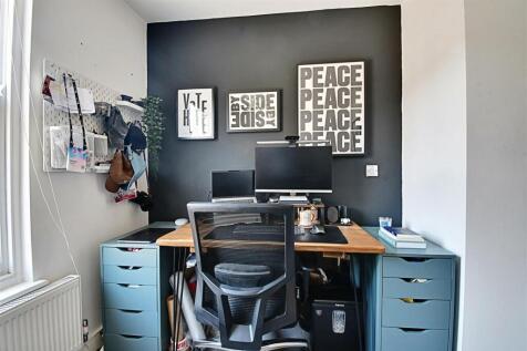 Bedroom 1_3.jpg