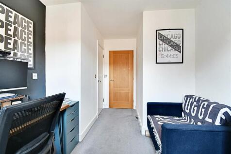 Bedroom 1_2.jpg