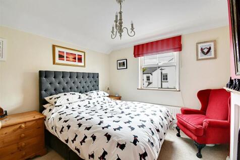 Bedroom 1_1.jpg