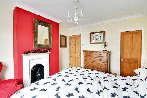 Bedroom 1_2.jpg