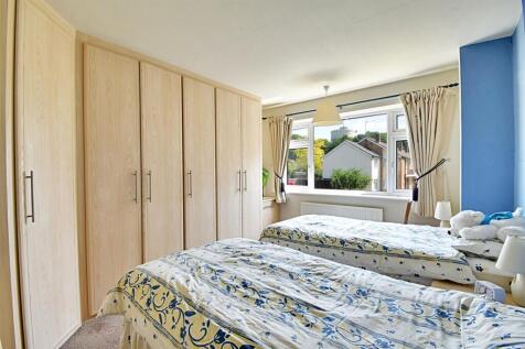 Bedroom 1_1.jpg