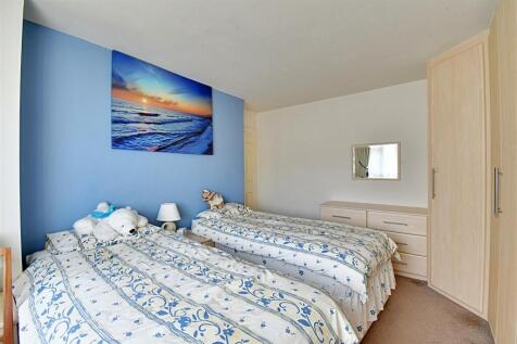 Bedroom 1_2.jpg
