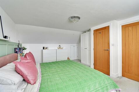 Bedroom 1_4.jpg