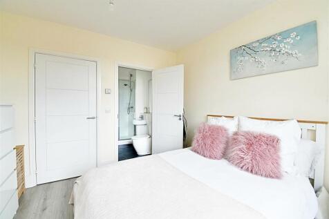 Bedroom 1_2.jpg