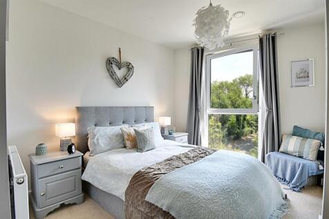 Bedroom 1_1.jpg