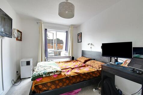 Bedroom 1_1.jpg