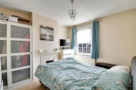 Bedroom 1_1.jpg
