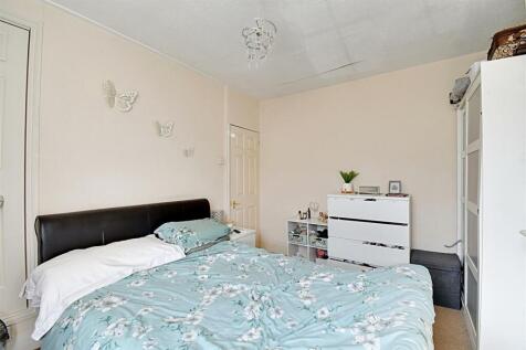 Bedroom 1_2.jpg