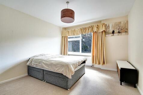 Bedroom 1_1.jpg