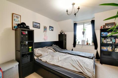 Bedroom 1_1.jpg