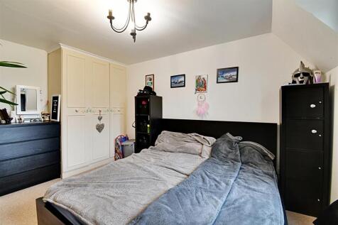 Bedroom 1_2.jpg