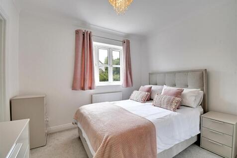 Bedroom 1_1.jpg