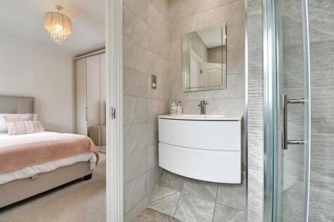 Ensuite 2.jpg