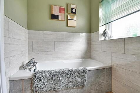 Bathroom 2.jpg
