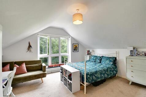 Bedroom 1_1.jpg