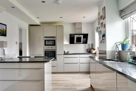 Kitchen 2.jpg