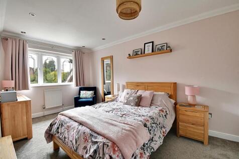 Bedroom 1_1.jpg