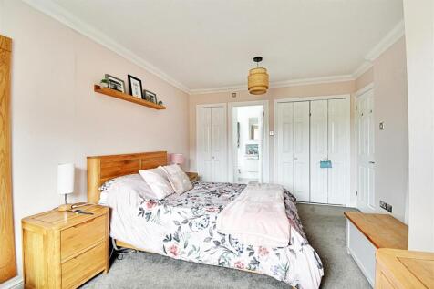 Bedroom 1_2.jpg