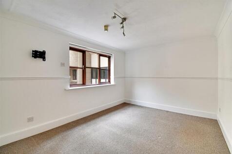 Bedroom 1_1.jpg