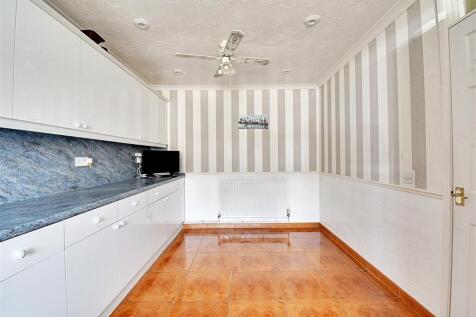 Kitchen 2.jpg