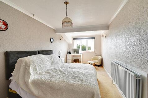 Bedroom 1_1.jpg