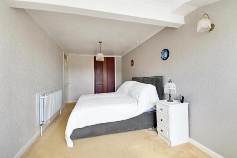 Bedroom 1_2.jpg